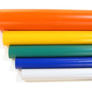 rollen met PVC zeildoek in de kleuren, oranje, geel, groen, blauw en lichtgrijs